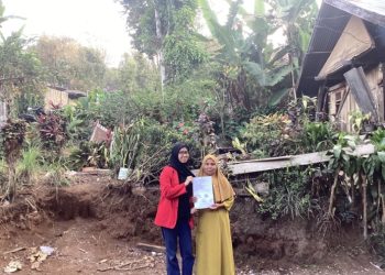 Mahasiswa Universitas Hasanuddin saat menyerahkan produk kemasan dengan ibu dannang selaku owner UMKM Tape Singkong. Foto: Dokumentasi Pribadi.