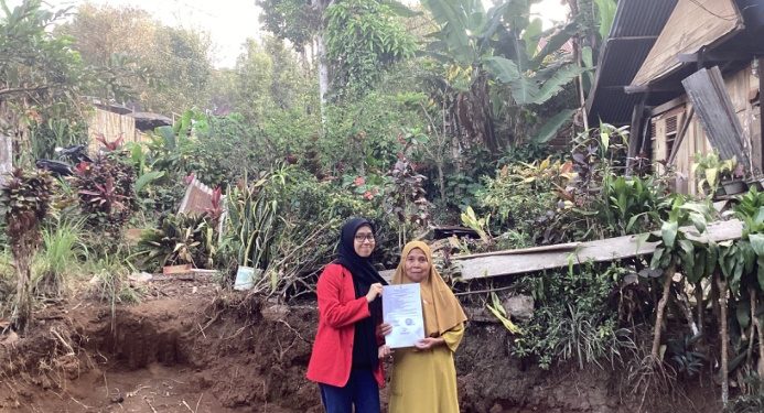 Mahasiswa Universitas Hasanuddin saat menyerahkan produk kemasan dengan ibu dannang selaku owner UMKM Tape Singkong. Foto: Dokumentasi Pribadi.