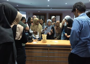 Try Mulya Lestary S Tr Par ketika mempraktikkan teknik manual brew di depan peserta kelas karir yang dilaksanakan di Aula LPMPP Unhas, Senin (21/10). Foto : IDENTITAS/Rika sartika.