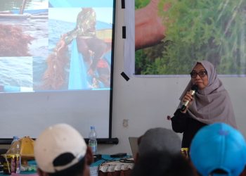Dr Ir Badraeini MP saat memaparkan materinya mengenai budidaya rumput laut, Sabtu (26/10). Foto : IDENTITAS/Adrian.