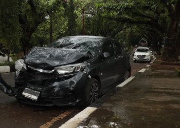 Kondisi Mobil Korban setelah mengalami kecelakaan di depan Fakultas Kedokteran (FK) Unhas, Kamis (21/11). Foto: IDENTITAS/WAS.