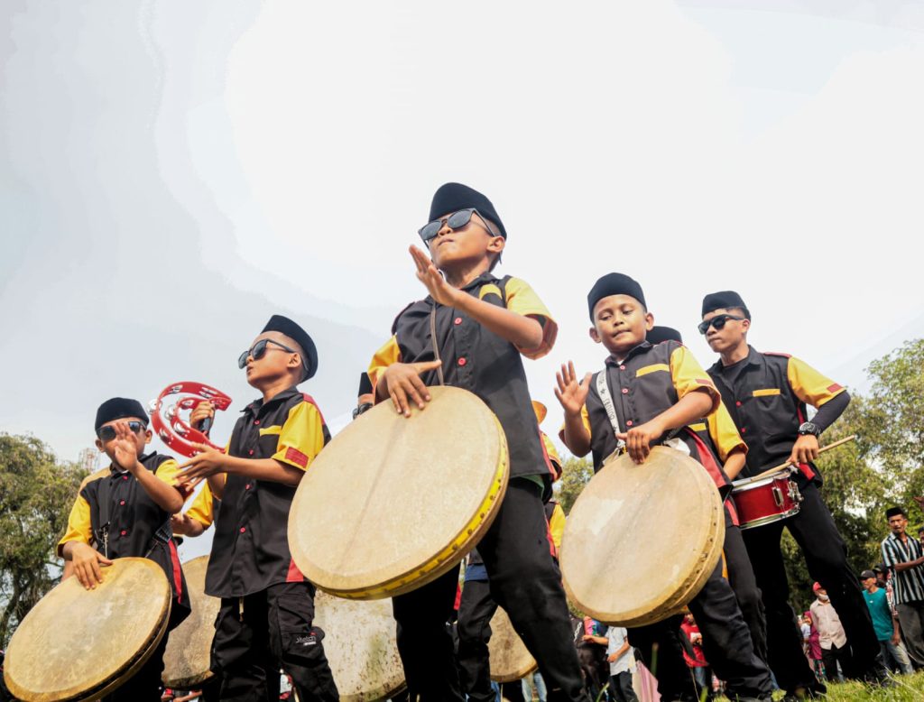 Grup rebana anak-anak yang mengiringi Kuda Penari.