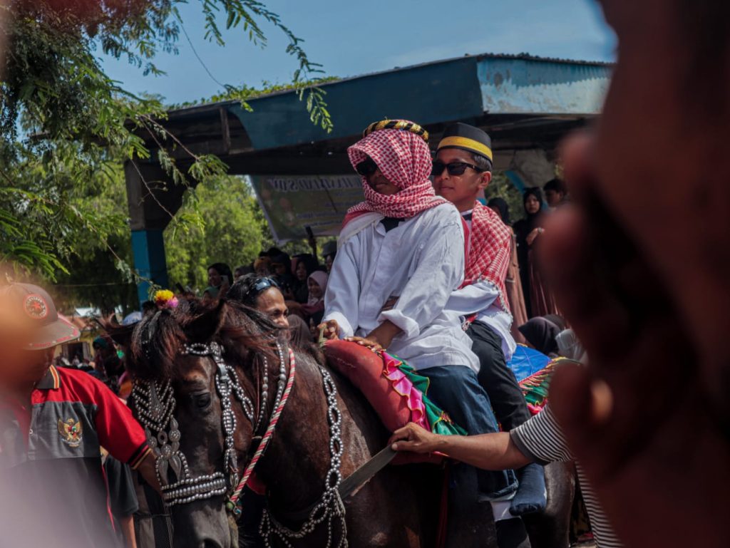  Anak laki-laki yang sudah mengkhatamkan Al-Quran turut serta menungangi kuda penari.