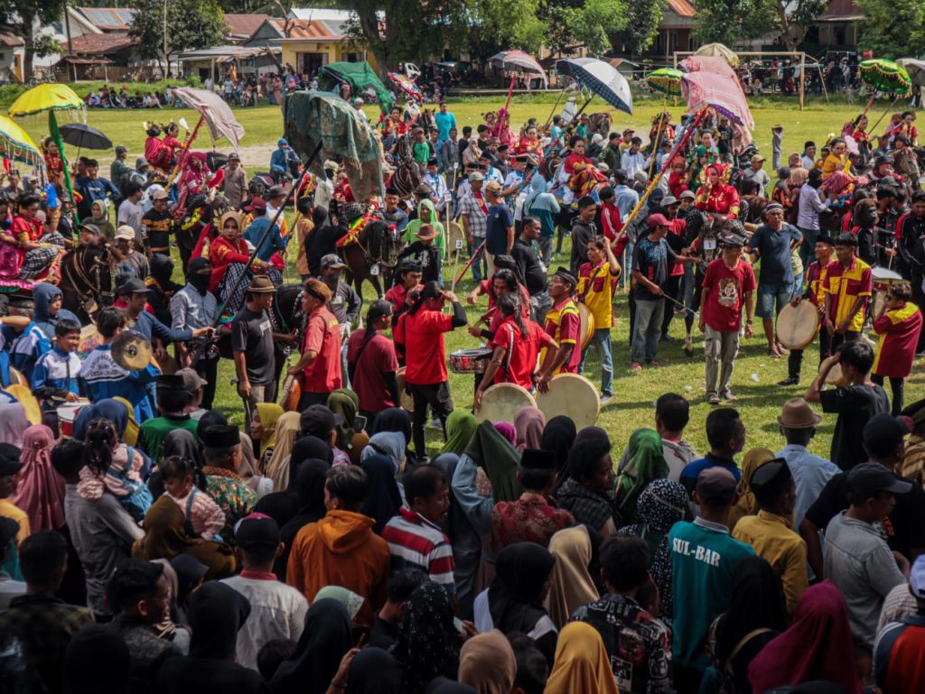 Antusiasme masyarakat berkumpul dilapangan untuk menyaksikan atraksi Kuda Penari.