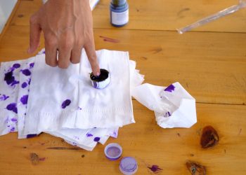 Jari yang dicelup tinta menjadi tanda bahwa masyarakat telah menentukan pilihannya pada pilkada 2024.