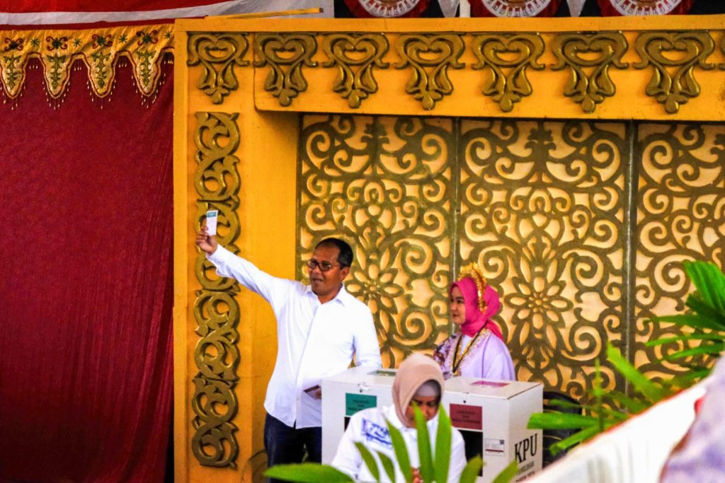 Calon Gubernur nomor urut 1 Sulawesi Selatan, Ramdhan “Danny” Pomanto saat memasukkan surat suaranya.