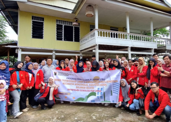 Foto bersama peserta studi lapangan kerja Program Studi Sosiologi Unhas di Kecamatan Moncongloe, Kabupaten Maros, Minggu (24/11). Foto: Dokumentasi pribadi