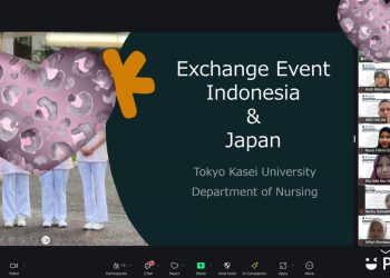 Presentasi perwakilan tim Tokyo Kasei University, Jepang dalam Japan-Indonesia Nursing Online Exchange Program yang diselenggarakan Fkep Unhas, Selasa (26/11). Foto: Tangkapan layar
