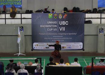 Penampilan "angngaru" pada rangkaian upacara pembukaan Unhas Badminton Cup VII yang berlangsung di GOR Kantor Gubernur Sulsel. Foto: IDENTITAS/Afifah Khairunnisa.