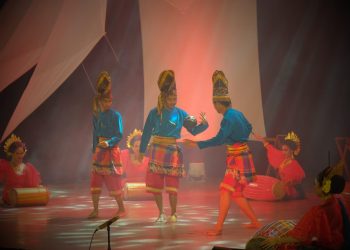 Sekelompok Paraga tengah memainkan bola dalam tarian Eksotika Makassar.