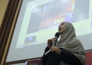 Penyampaian materi Straight News pada kegiatan Pendidikan Jurnalistik PK identitas Unhas oleh Andi Fauziah Astrid SSos MSi di LT 2 FMIPA Unhas, Sabtu (02/11). Foto: IDENTITAS/Agif