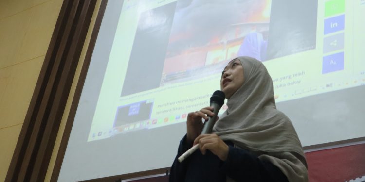 Penyampaian materi Straight News pada kegiatan Pendidikan Jurnalistik PK identitas Unhas oleh Andi Fauziah Astrid SSos MSi di LT 2 FMIPA Unhas, Sabtu (02/11). Foto: IDENTITAS/Agif