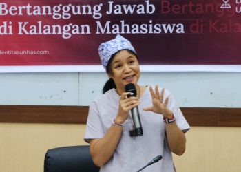 Jurnalis lepas, Irmawati Puan Mawar saat menerangkan teknik penulisan feature, Sabtu (02/11). Foto: IDENTITAS/Ismail Basri.