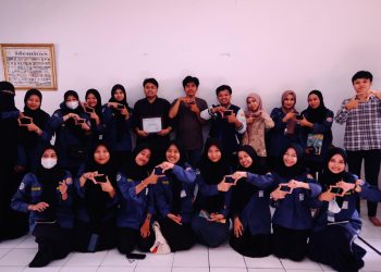 Foto bersama PK identitas Unhas dan LPM BIOma di Rumah Kecil PK identitas Unhas, Minggu (3/11). Foto: IDENTITAS/Aliyah Fadhilah