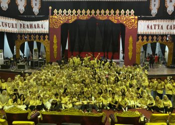 Foto Bersama Panitia Inaugurasi dan Apresiasi Seni FKM Unhas di Baruga AP Pettarani, Sabtu (2/11). Foto: Dokumentasi Pribadi