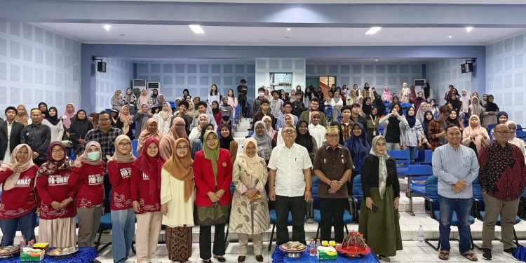 Foto Bersama usai Pembukaan Pentas Seni FIB Unhas 2024 di Aula Prof Mattulada FIB Unhas, Kamis, (07/11). Foto: IDENTITAS/Ismail Basri