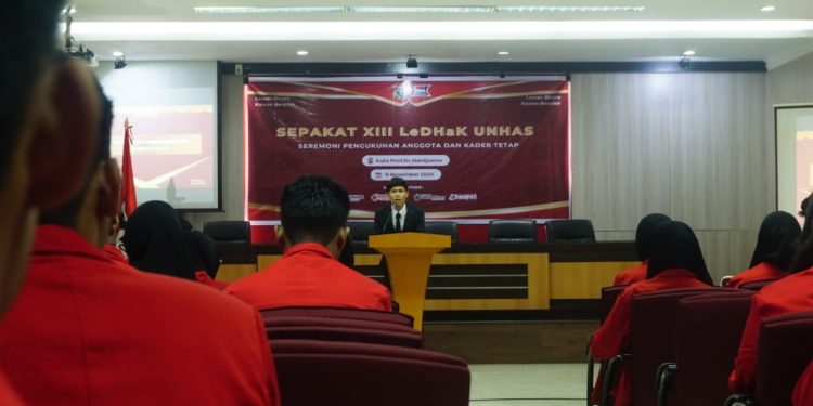 Ketua Umum UKM LeDHak saat memberi sambutan pada kegiatan SEPAKAT, Sabtu (09/11). Foto : IDENTITAS/Andika Wijaya