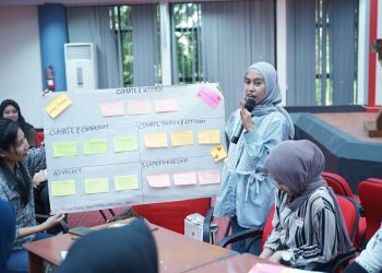 Potret salah satu peserta saat mempresentasikan hasil diskusi kelompoknya pada kegiatan Global Girls Creating Change (G2C2), Rabu (14/11). Foto: Dokumentasi Pribadi