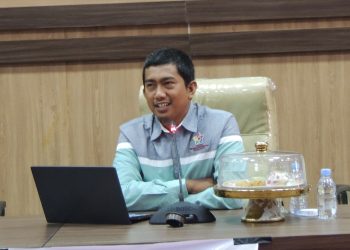 Wahriyadi saat membawakan materi dalam kegiatan Seminar Nasional FKM, Sabtu(16/11). Foto : IDENTITAS/Afifah Kairunnisa