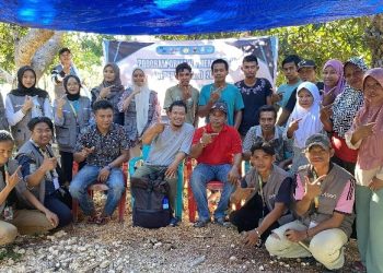 Foto bersama Tim POMN Unhas di Desa Bontotangnga, Kabupaten Kepulauan Selayar, Jumat (04/10). Foto : Dokumentasi Pribadi