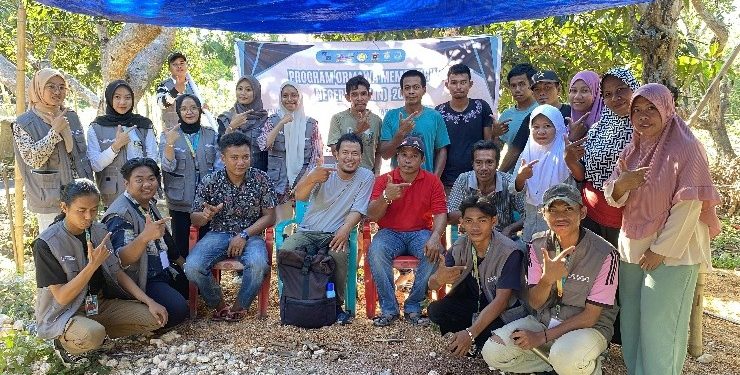 Foto bersama Tim POMN Unhas di Desa Bontotangnga, Kabupaten Kepulauan Selayar, Jumat (04/10). Foto : Dokumentasi Pribadi