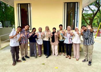 Tim Psygn Card bersama teman-teman tuli di Pusat Disabilitas Unhas, Rabu (30/10). Foto : Dokumentasi Pribadi.