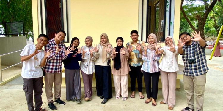 Tim Psygn Card bersama teman-teman tuli di Pusat Disabilitas Unhas, Rabu (30/10). Foto : Dokumentasi Pribadi.