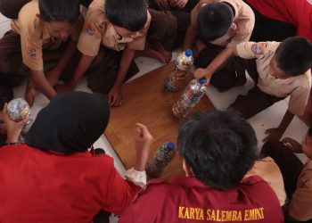Pembuatan kerajinan dari daur ulang sampah ecobrick, Sabtu(23/11). Foto : IDENTITAS/Adrian
