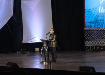 Potret Prof Ruslin saat memberikan sambutannya sebelum membuka acara Pakarena 16 di Baruga A.P. Pettarani, Sabtu (23/11). Foto : IDENTITAS /Andika Wijaya