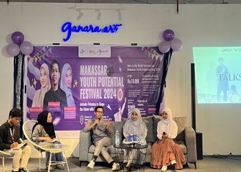 Founder dan CEO SKENA sekaligus content creator, Andi Nur Iksan ST saat menyampaikan materi pada Makassar Youth Potential Fest Vol.2 di Gannara Art Space Makassar, Nipah Park, Jumat (15/11). IDENTITAS/ Athaya Najibah Alatas
