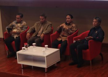 Moeharmein Zein Chaniago Saat menjawab pertanyaan pada sesi tanya jawab, Senin (25/11). Foto : IDENTITAS/Adrian