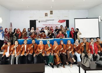 Foto bersama usai acara pembukaan Pengabdian Kepada Masyarakat di ruang rapat Technopark SMK Negeri 2 Gowa, Sabtu (09/11). Foto: IDENTITAS/Ismail Basri.