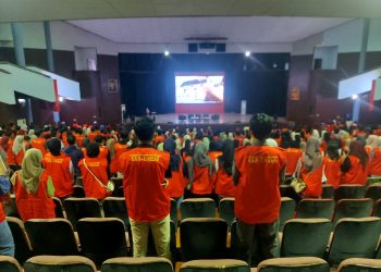 Mahasiswa KKN 113 menyanyikan Mars Unhas saat prosesi pelepasan di Baruga AP Pettarani Unhas, Minggu (15/12). Foto: IDENTITAS/Agif.