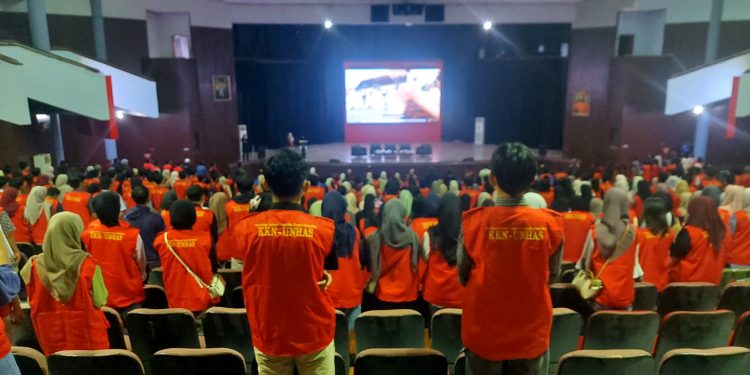 Mahasiswa KKN 113 menyanyikan Mars Unhas saat prosesi pelepasan di Baruga AP Pettarani Unhas, Minggu (15/12). Foto: IDENTITAS/Agif.