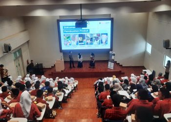Sesi presentasi produk dalam rangkaian Pameran Capstone Design Departemen Teknik Industri Unhas, Rabu (11/12). Foto: IDENTITAS/Muhammad Nur Ilham