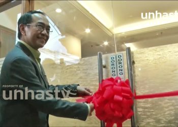 Pengguntingan pita sebagai simbolis peresmian Program Studi Luar Kampus Utama (PSDKU) Jakarta oleh Rektor Unhas Prof Dr Ir Jamaluddin Jompa MSc, Jakarta, Sabtu (14/12). Foto: Tangkap Layar.