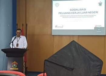 Pemaparan Kepala Balai Pelayanan Pelindungan Pekerja Migran Indonesia (BP3MI) Sulawesi Selatan (Sulsel), Dharma Saputra dalam Sosialisasi Penempatan dan Pelindungan Pekerja Migran Indonesia kepada calon wisudawan Fakultas Keperawatan (Fkep) Unhas, Senin (16/12). Foto: IDENTITAS/Nurul Fahmi Bandang