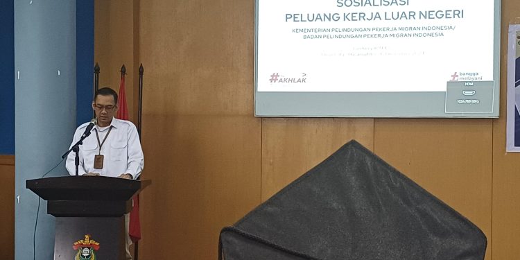 Pemaparan Kepala Balai Pelayanan Pelindungan Pekerja Migran Indonesia (BP3MI) Sulawesi Selatan (Sulsel), Dharma Saputra dalam Sosialisasi Penempatan dan Pelindungan Pekerja Migran Indonesia kepada calon wisudawan Fakultas Keperawatan (Fkep) Unhas, Senin (16/12). Foto: IDENTITAS/Nurul Fahmi Bandang