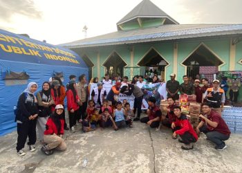 Tim Tanggap Darurat Unhas menyalurkan bantuan kepada korban banjir di sejumlah daerah Sulawesi Selatan (Sulsel). Foto: Dokumentasi pribadi