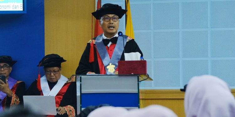 Prof Rahman Soroti Ketimpangan Ekonomi Dalam Sidang Paripurna Senat Akademik Unhas
