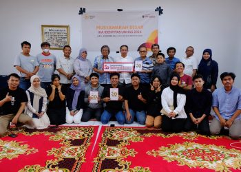 Foto bersama diakhir kegiatan musyawarah di Rumah Kecil PK Identitas Unhas, Sabtu (28/12). Foto : IDENTITAS/Adrian