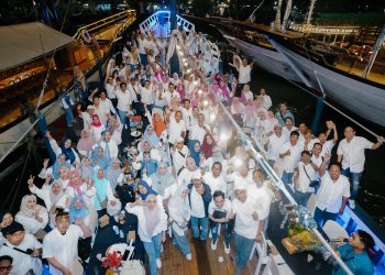 Reuni yang dilakukan oleh IKAFE D3 Unhas angkatan 1995 di atas Kapal Pinisi yang berlayar di Pantai Losari, Minggu (07/09). Foto: Dokumentasi Pribadi.