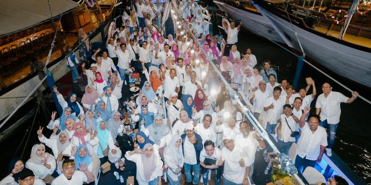 Reuni yang dilakukan oleh IKAFE D3 Unhas angkatan 1995 di atas Kapal Pinisi yang berlayar di Pantai Losari, Minggu (07/09). Foto: Dokumentasi Pribadi.