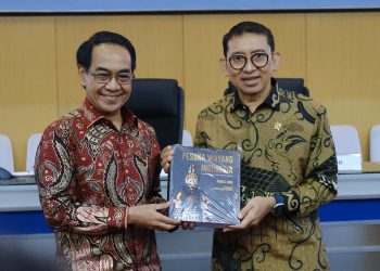 Rektor Unhas Prof Jamaluddin Jompa menerima cendera mata dari Menteri Kebudayaan RI, Fadli Zon setelah Bincang Budaya di Rektorat Unhas, Rabu (15/01). Foto: IDENTITAS/Muhammad Nur Ilham.