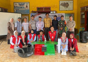 Foto bersama Mahasiswa KKN-T Unhas dengan perangkat desa di Kantor Desa Pao pada Kamis (30/01). Foto: Dokumentasi pribadi.
