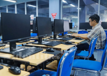 Terlihat seorang mahasiswa menggunakan fasilitas komputer di Ruang Digital Corner Perpustakaan Pusat Universitas Hasanuddin, Kamis (02/01). Foto: IDENTITAS/ISBA