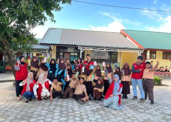 Foto bersama mahasiswa KKN-T 113 Unhas dengan siswa SDN 202 Pinrang, Jumat (17/01). Foto: Dokumentasi Pribadi.