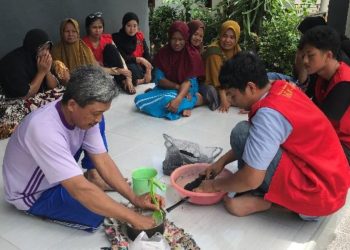 Pelatihan Pembuatan Briket dari Limbah Pertanian Bersama Warga Desa Manyampa, Rabu (15/01). Foto: Dokumentasi pribadi