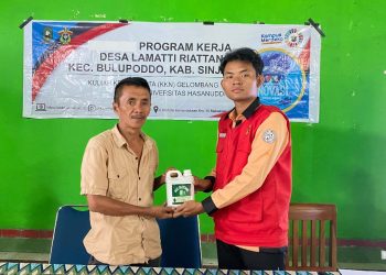 KKNT Unhas Ajak Masyarakat Desa Lamatti Riattang Buat POC dari Daun Gamal