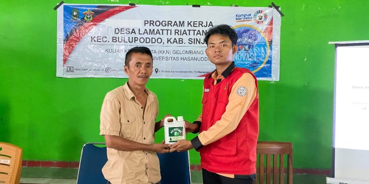 KKNT Unhas Ajak Masyarakat Desa Lamatti Riattang Buat POC dari Daun Gamal